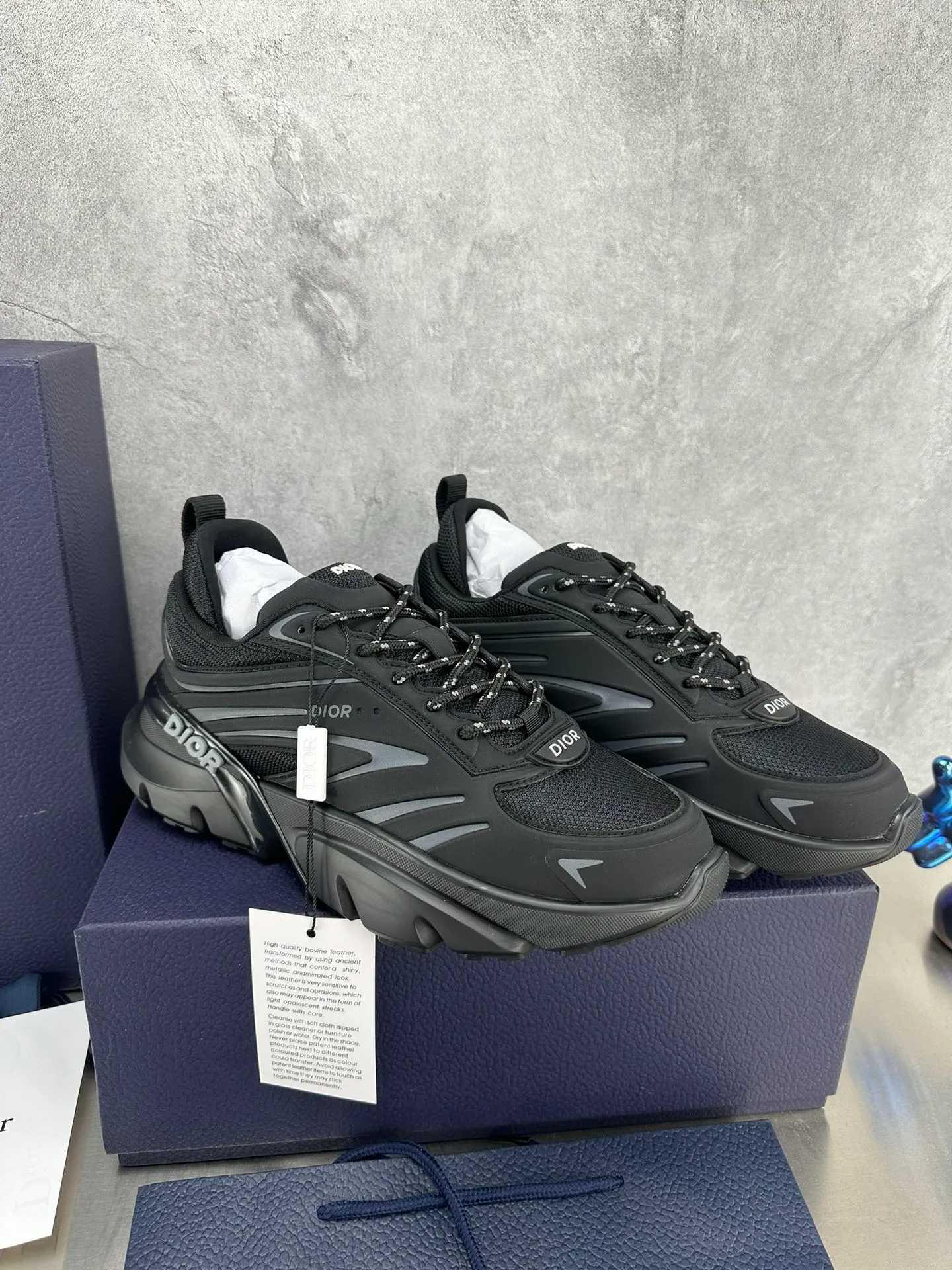 👟👟Ex-factory price 680👟👟 Dior B44 Blade sneakers for couples, a one-to-one replica of the original version. Embellishing the lifestyle capsule collection designed by lewishamilton, the dior B44 Blade sneaker is characterized by 2000s-inspired curves and a strong sense of volume. Promising a sporty yet retro-futuristic feel, they come in microfiber and canvas inlays and are embellished with the 'Dior' signature. These unique pieces, embellished with blades, capture the twisted beauty of the running world. The B44 Blade sneaker features a generous, voluminous silhouette inspired by the 2000s. Made from technical mesh, the upper features tonal technical fabric panels and features contrasting blade inserts on the sole for a running element. The Dior logo is featured on the upper, heel and sides. Two-tone laces and supportive socks accentuate its sporty aesthetic, giving the sneaker an ultra-modern edge to elevate its casual look. Couple size: 35-40, male 39-45